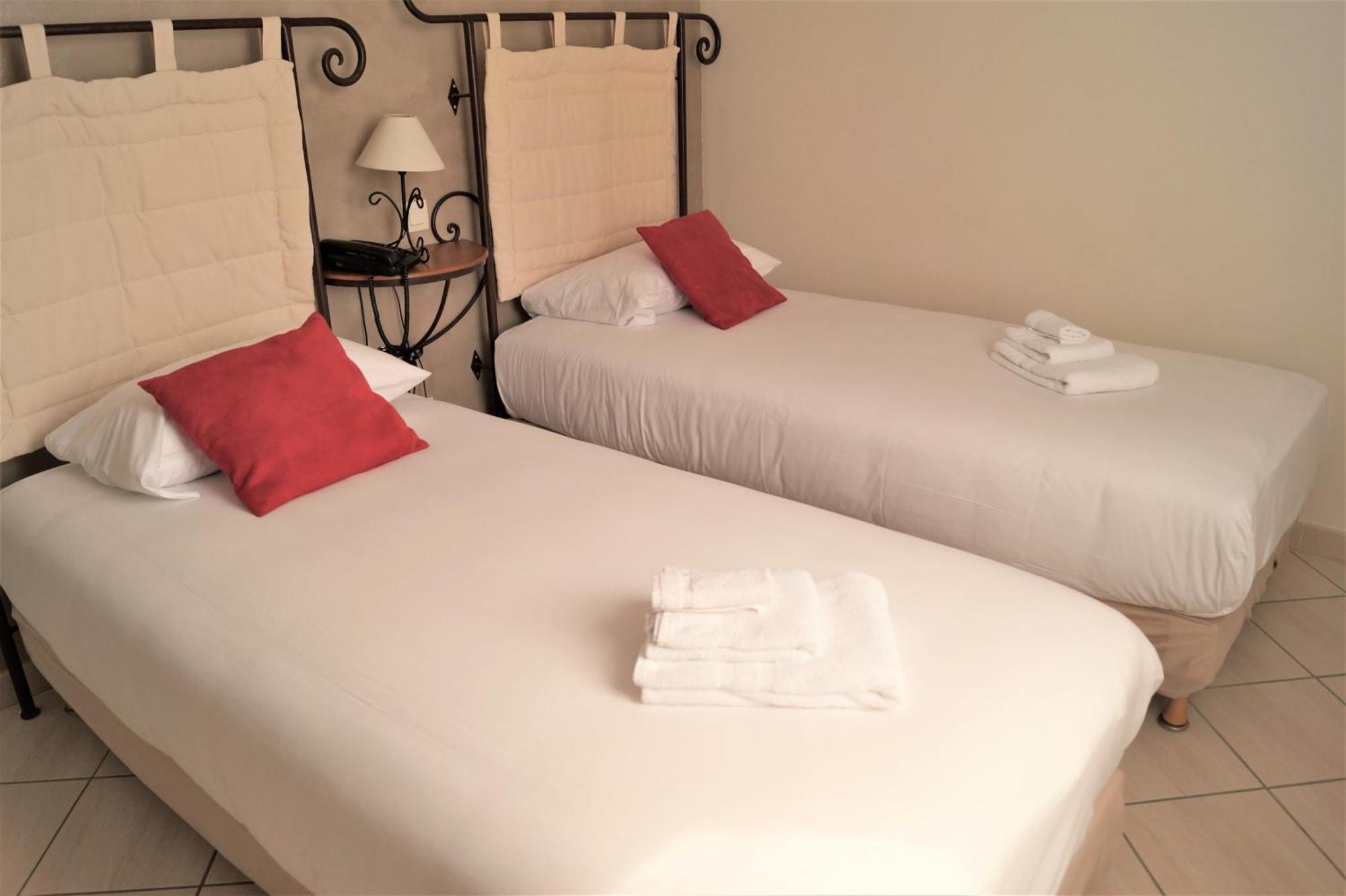 Hotel Restaurant Le Gardon - Pont Du Gard Collias Экстерьер фото